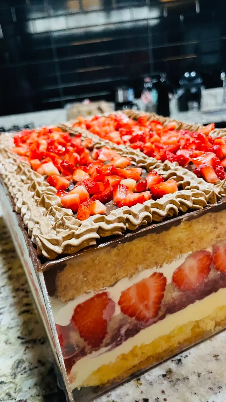 Fatia de bolo Ninho com geleia de morango e creme de Nutella